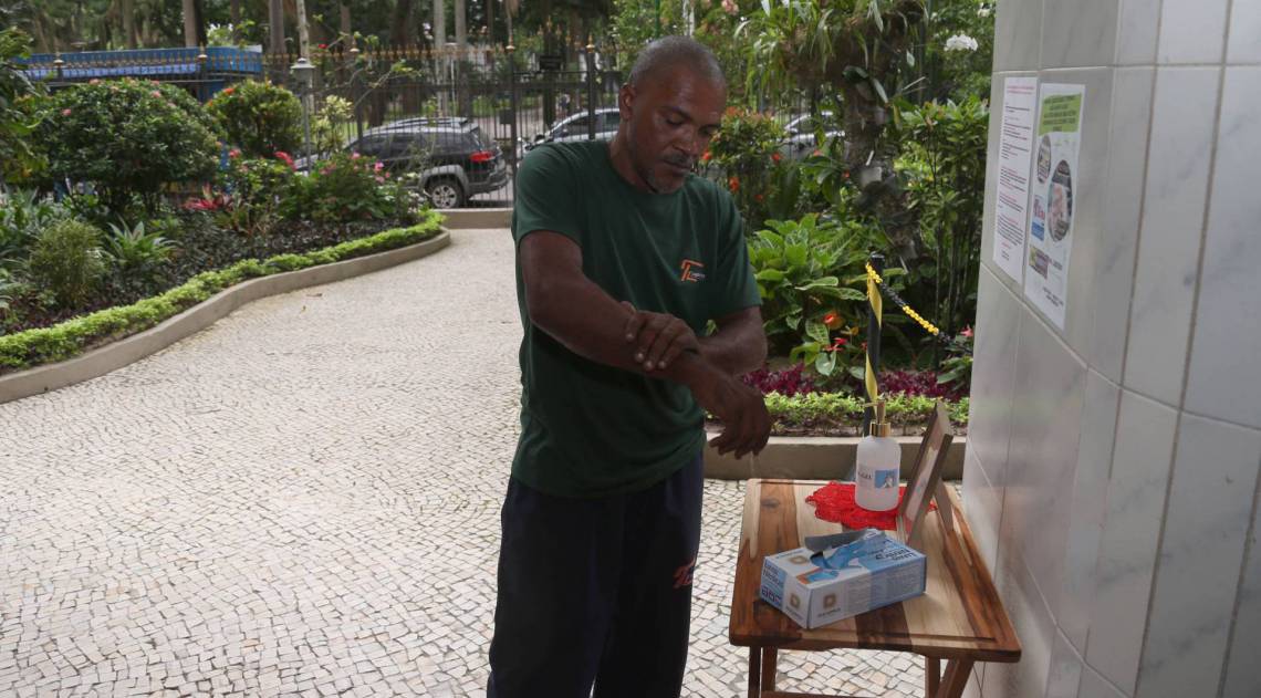 Rio,17/03/2020-FLAMENGO,Condominio da Zona Sul do Rio, adota medida de seguranca para seus moradores ,na foto.entregador .Foto: Cleber Mendes/Agência O Dia