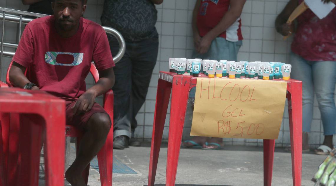 Em Cascadura, camelôs disputam clientes oferecendo produto falsificado: gel de cabelo com álcool 