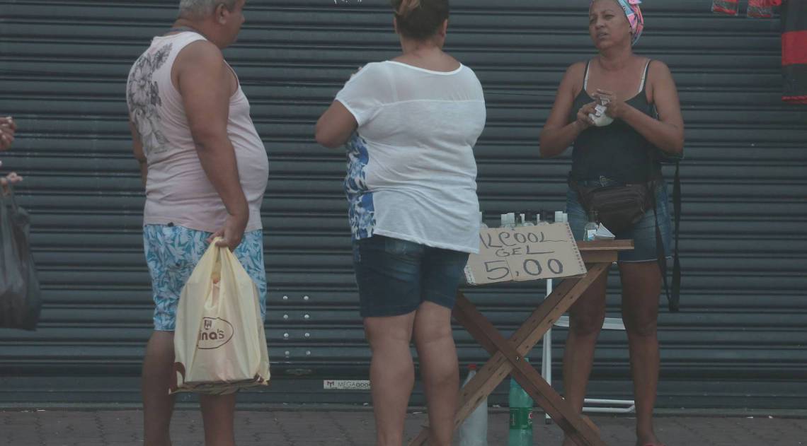 Rio,18/03/2020-CASCADURA, Ambulantes vendendo de alcool gel .Foto: Cleber Mendes/Agência O Dia
