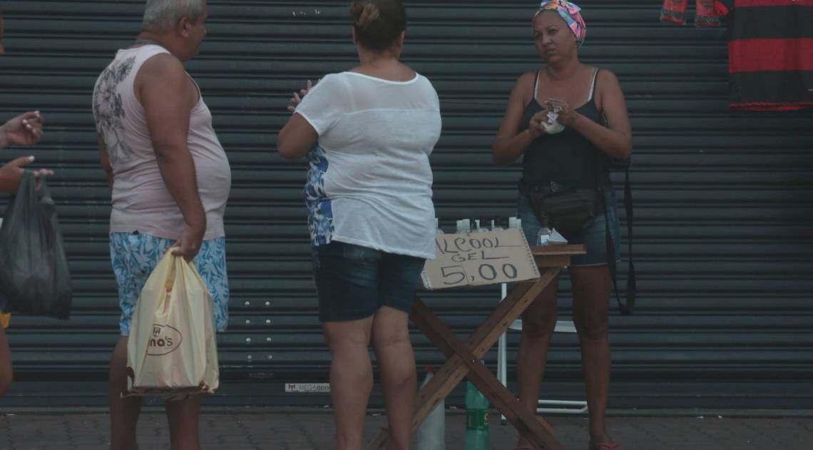 Rio,18/03/2020-CASCADURA, Ambulantes vendendo de alcool gel .Foto: Cleber Mendes/Agência O Dia - Cléber Mendes