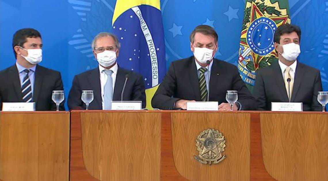 Utilizando máscaras, Bolsonaro e ministros anunciam medidas para enfrentar pandemia do coronavírus - Reprodução/ GloboNews
