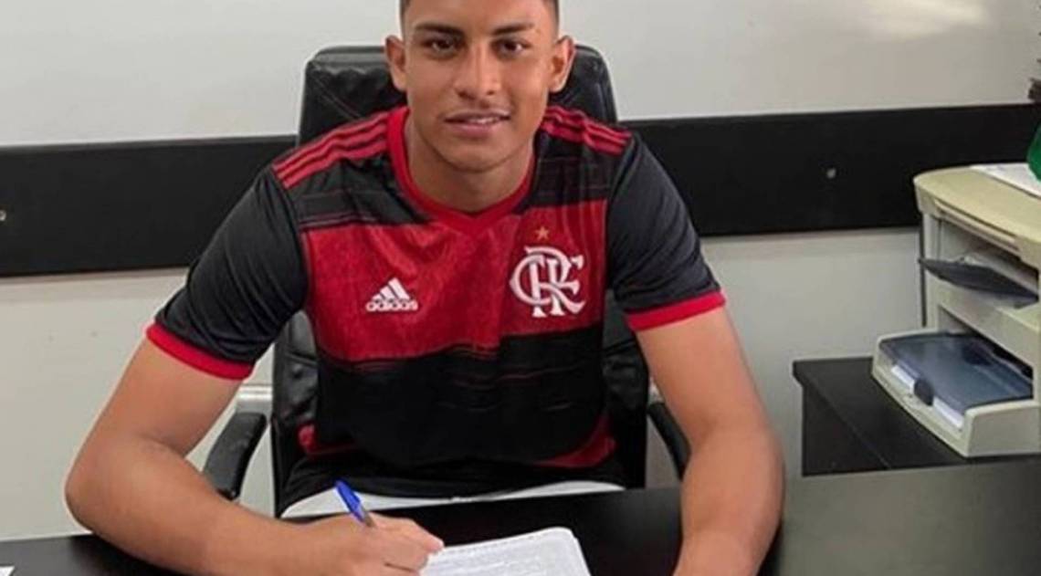 Francisco Dyogo assina primeiro contrato profissional com o Flamengo
 - Reprodução