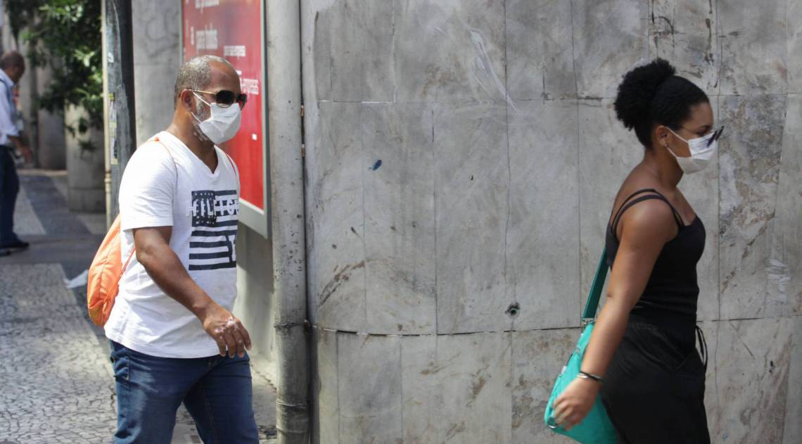 Rio, 18/03/2020  - Pedestres com mascaras cirurgicas no Centro do Rio, Cornavirus rio, Centro  do Rio. Foto: Ricardo Cassiano/Agencia O Dia - Ricardo Cassiano/Agencia O Dia