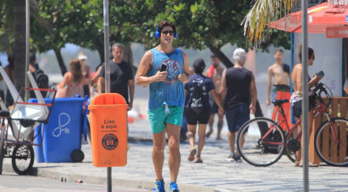 Reynaldo Gianecchini é fotografado correndo em Ipanema