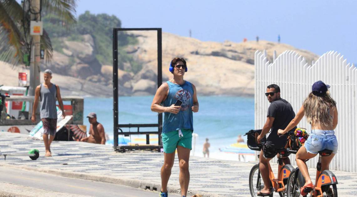 Reynaldo Gianecchini é fotografado correndo em Ipanema