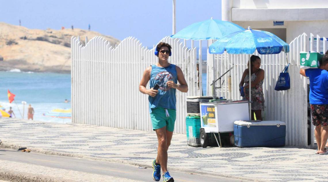 Reynaldo Gianecchini é fotografado correndo em Ipanema - Agnews