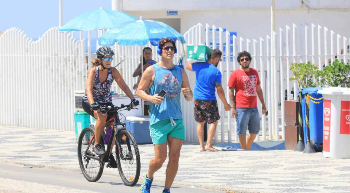 Reynaldo Gianecchini é fotografado correndo em Ipanema