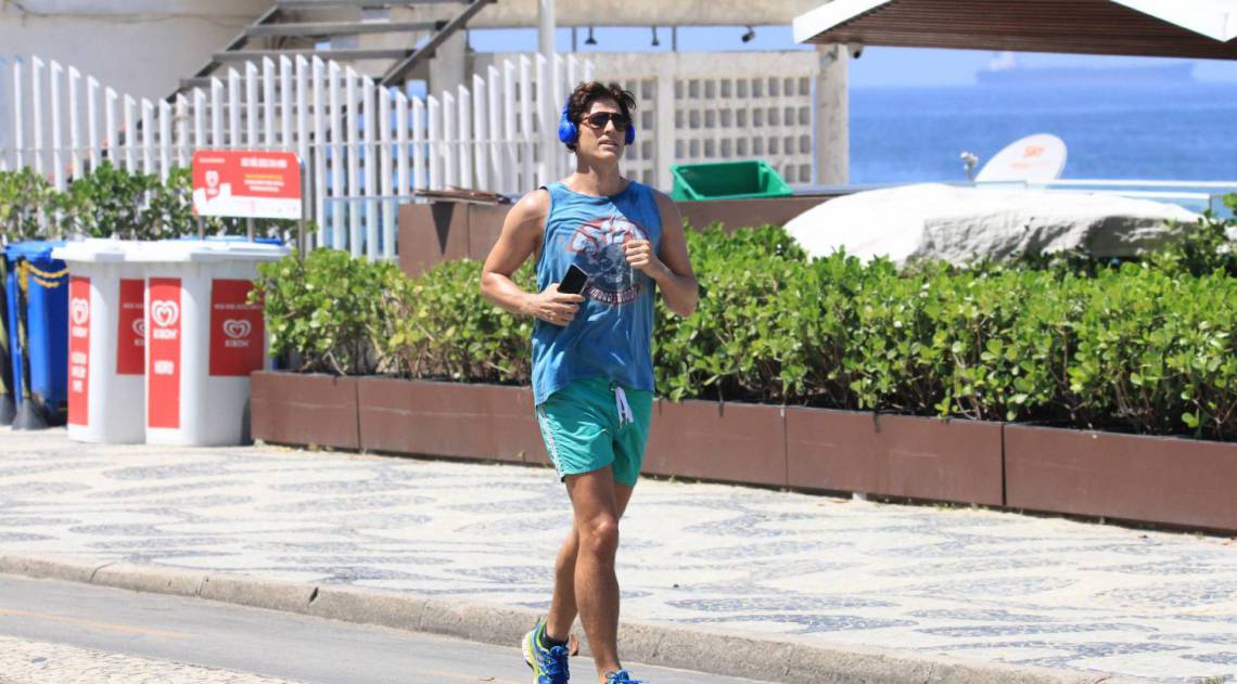 Reynaldo Gianecchini é fotografado correndo em Ipanema