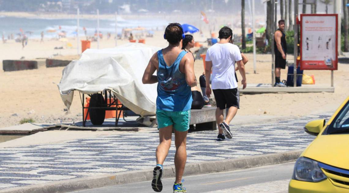 Reynaldo Gianecchini é fotografado correndo em Ipanema