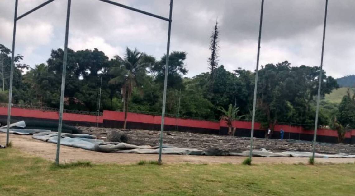 Campo com grama sintética, antes usado pela base, está sendo ampliado para o elenco profissional utilizar  - Divulgação