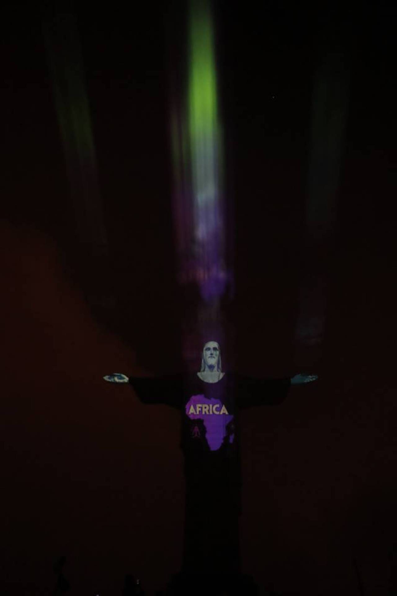 Ilumina&ccedil;&atilde;o especial no Cristo Redentor por conta do coronav&iacute;rus