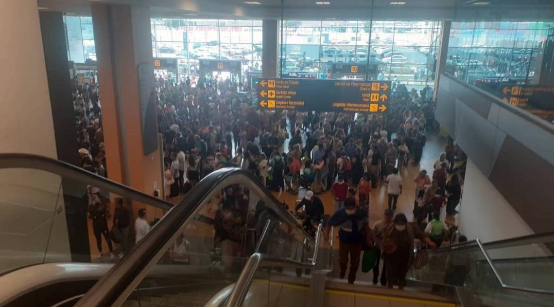 Turistas lotam o hall do Aeroporto Internacional Alejandro Velasco Astete, em Cusco, no Peru
