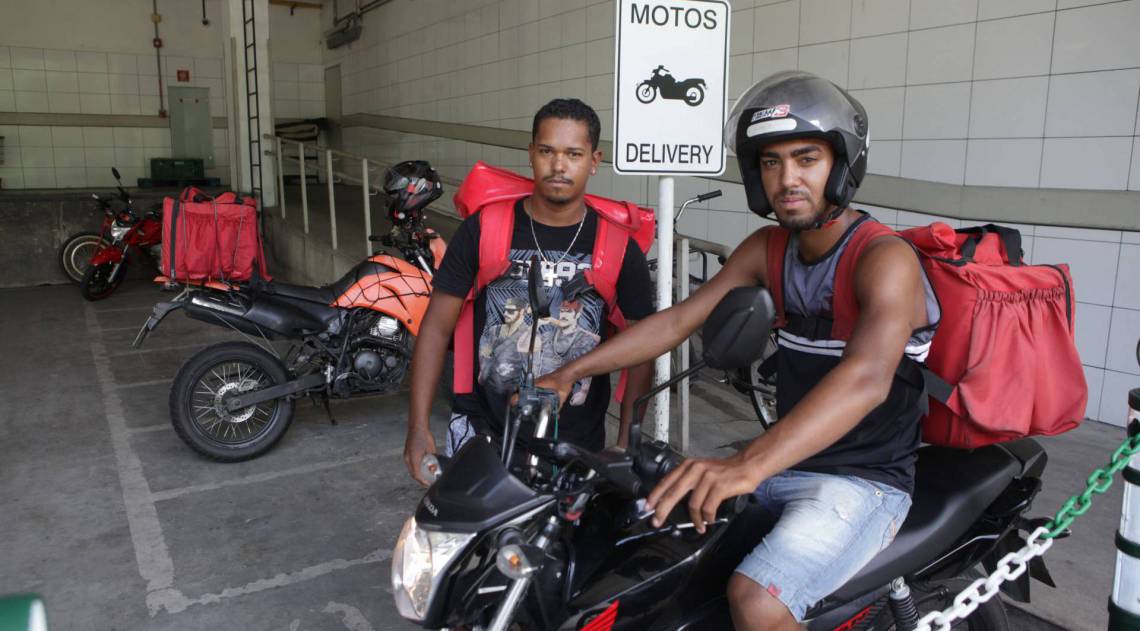 Rio, 19/03/2020 - Servico de delivery no shopping de Nova Iguacu. Na foto Gerald Ferreira e Patrick Cabral. Baixada Fluminense, Cornavirus rio, Estado do Rio. Foto: Ricardo Cassiano/Agencia O Dia - Ricardo Cassiano