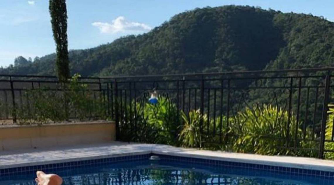 Zilu Godoi posta foto na piscina para se despedir do ver&atilde;o