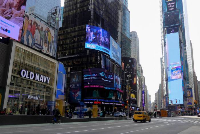 19/03/2020 - AGENCIA DE NOTICIA - PARCEIROS - As ruas vazias de Times Square, ONU e mercados com grandes filas por causa da Coronavírus, em Nova York, nesta quinta-feira (19).