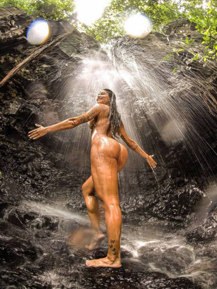 Aline Riscado posa nua em cachoeira