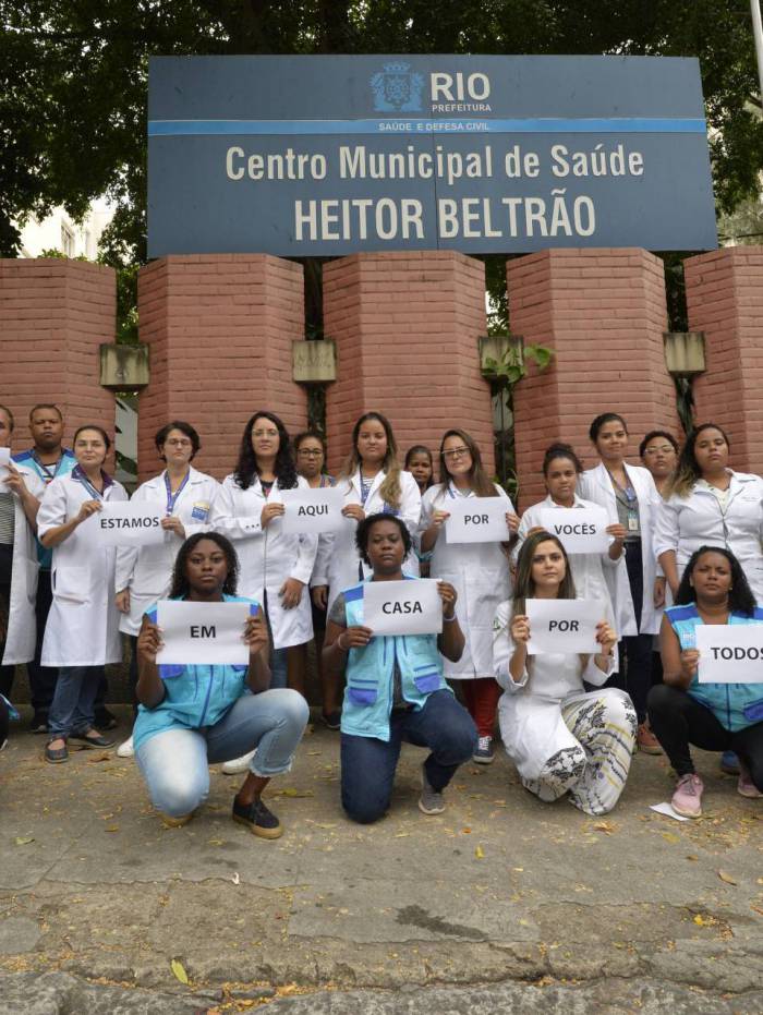 Profissionais do Centro de Saúde Heitor Beltrão, na Tijuca, pedem à população que fique em casa
