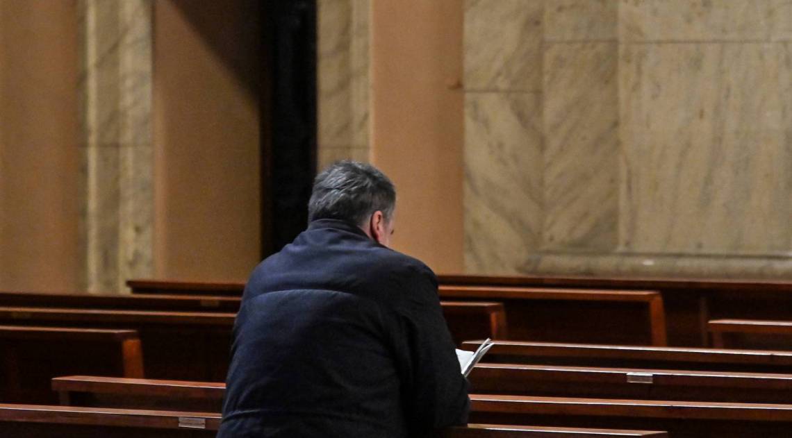 Fiel reza na igreja de Santa Maria del Grazie alle Fornaci, no distrito de Aurelio, no centro de Roma, em 15 de março de 2020 - Andreas Solaro/ AFP