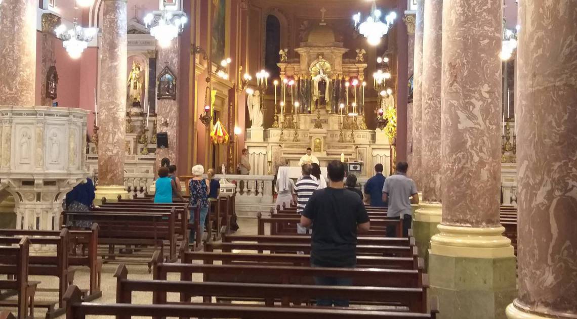Na Igreja Santa Terezinha do Menino Jesus, na Tijuca: poucos fiéis - YURI EIRAS