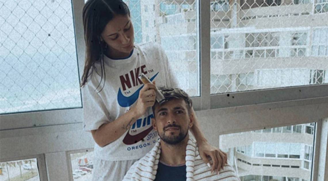 Arrascaeta lan&ccedil;a desafio de raspar o cabelo e convida amigos