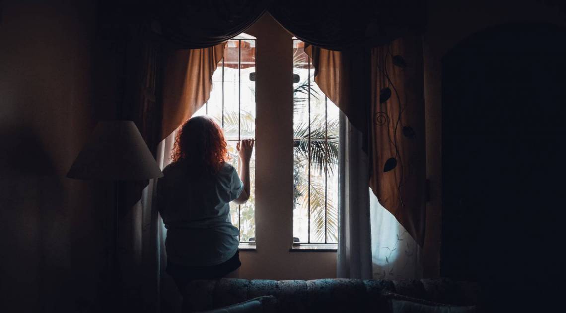 A vontade de sair à rua, confraternizar com amigos e familiares tende a aumentar. Mas a hora é de enfrentar essa falta de liberdade - Reprodução/Eric Antunes