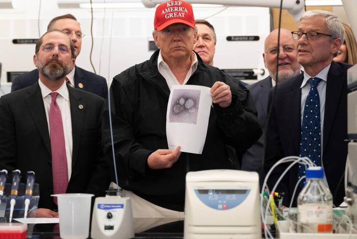 Em visita ao CDC, presidente dos Estados Unidos, Dondald Trump, mostra imagem do coronavírus