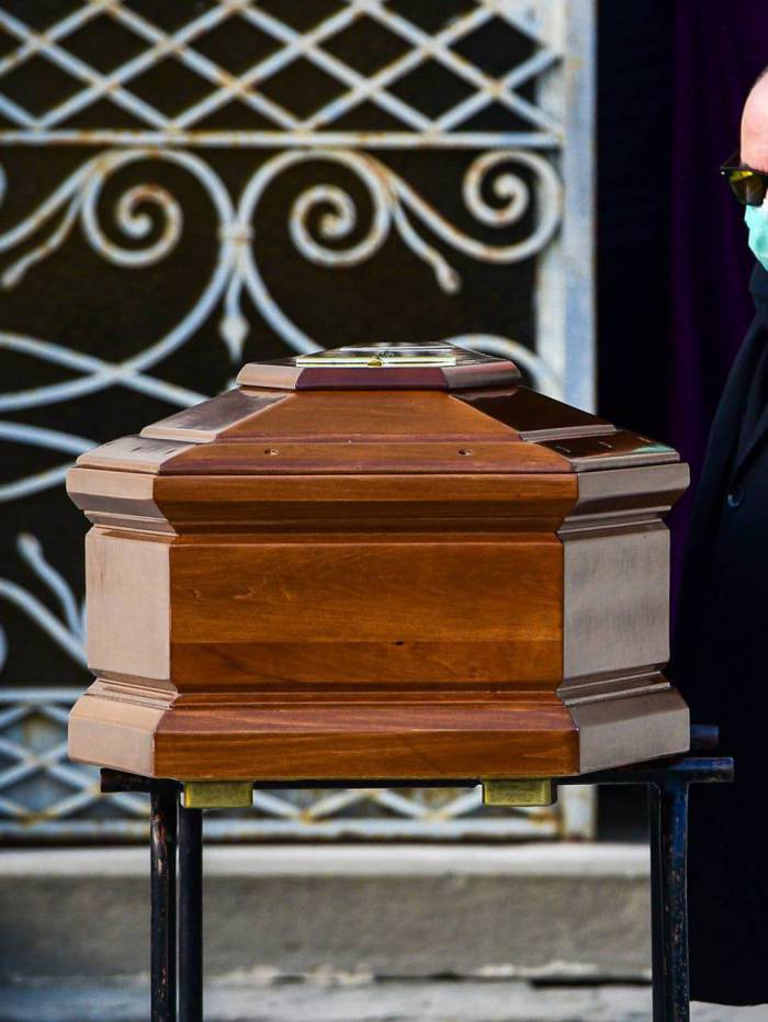 Uma despedida solit&aacute;ria na It&aacute;lia: homem sepulta corpo. Sem vel&oacute;rio adeus foi ao ar livre