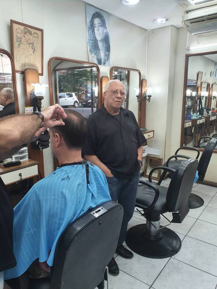 Desde a d&eacute;cada de 70 no of&iacute;cio de cabeleireiro, Manoel Rodrigues teme pelo preju&iacute;zo p&oacute;s-coronav&iacute;rus