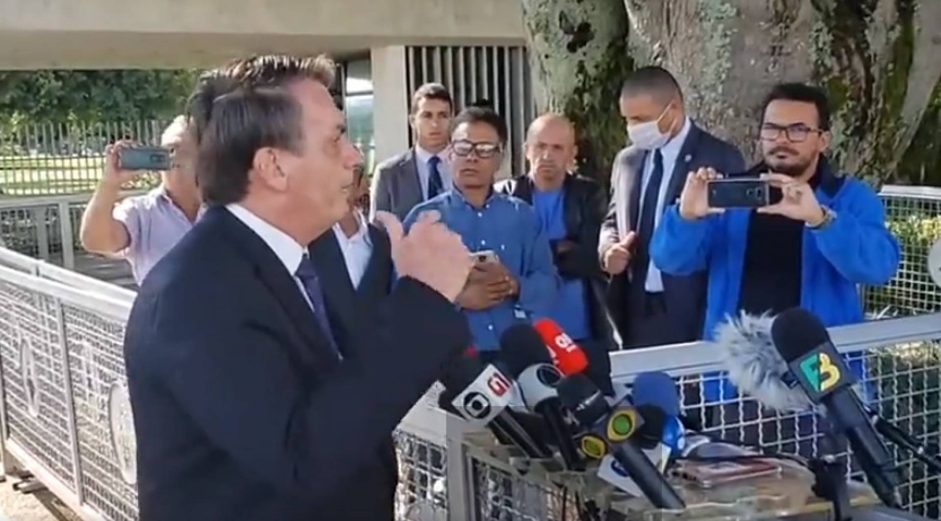 Presidente Jair Bolsonaro cumprimenta apoiadores e fala &agrave; imprensa nesta sexta-feira, 20 de mar&ccedil;o de 2020