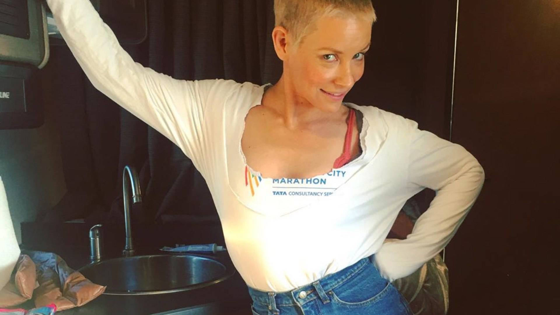 Sem no&ccedil;&atilde;o? Atriz ignora quarentena mesmo morando com pai com leucemia