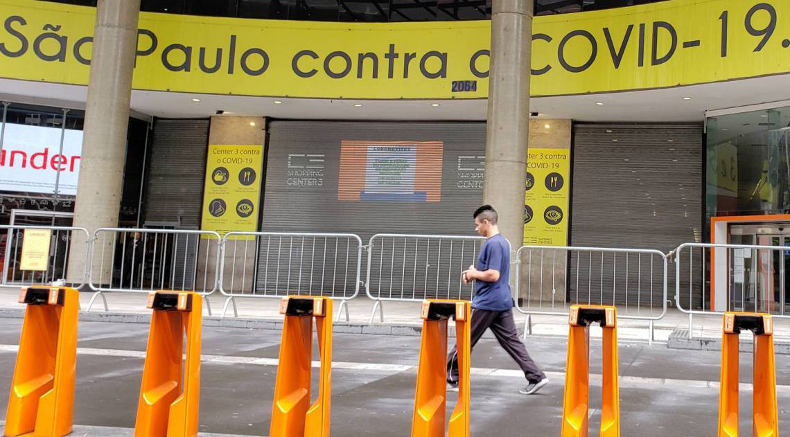 Faixa na Avenida Paulista alerta sobre o coronavírus. Local, antes abarrotado de pessoas, agora está vazio - Jorge Araujo/FotosPublicas