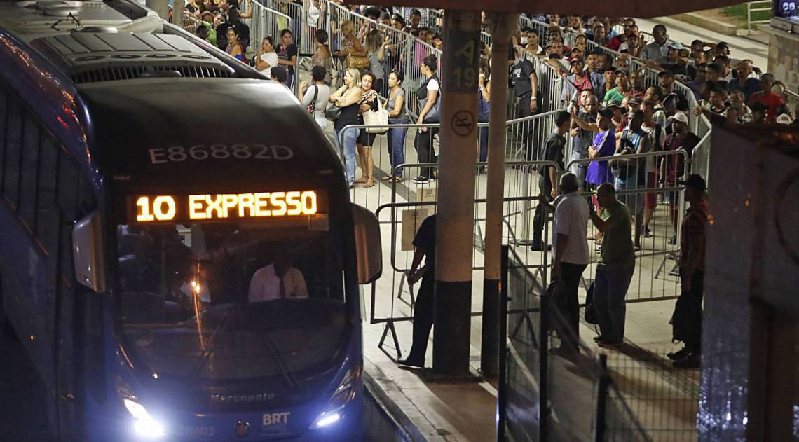 Rio - 19/03/2020  - COVID-19 - Coronav&iacute;rus - Movimenta&ccedil;&atilde;o de passageiros na Esta&ccedil;&atilde;o Alvorada de BRTs. Foto: Gilvan de Souza 