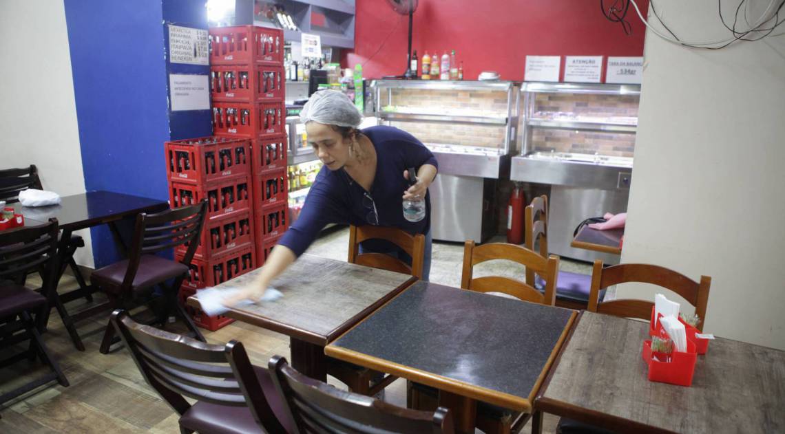 Rio, 21/03/2020  - coronavirus rio. Empresaria Monica Chapiro, com seu restaurante sem clientes desinfetando as mesas,  Copacabana, zona sul do Rio. Foto: Ricardo Cassiano/Agencia O Dia