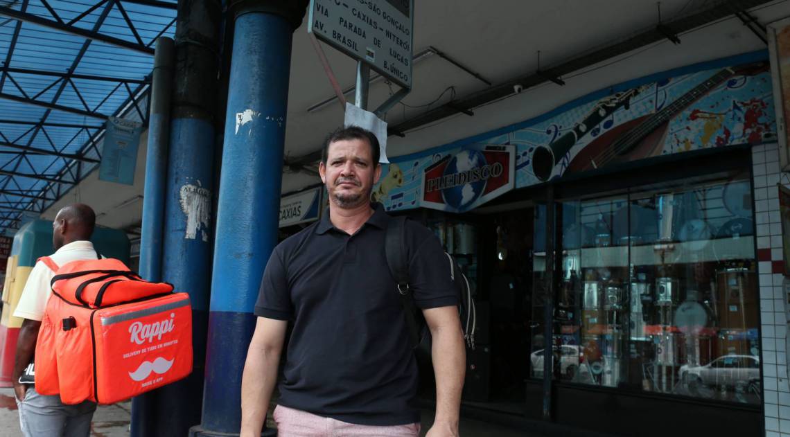 Rio,21/03/2020-CAXIAS, onibus de Duque de Caxias que nao podem rodar na cidade do Rio de Janeiro,na foto.Ademir Ribeiro esperando onibus a 1 hora e 30minutos .Foto: Cleber Mendes/Agência O Dia