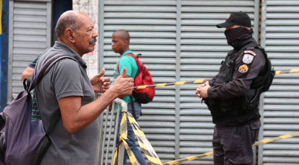 Rio,21/03/2020-CAXIAS, Estacao de Trens de Duque de Caxias ,na foto. Policiais Militares fazendo inspecao das pessoas vao usar o trem para trabalhar .Foto: Cleber Mendes/Agência O Dia
