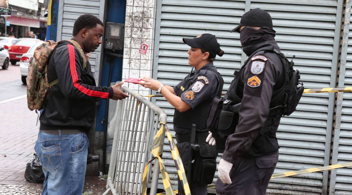 Documento precisa ser mostrado aos PMs que est&atilde;o fazendo a triagem dos profissionais nas esta&ccedil;&otilde;es  - Cl&eacute;ber Mendes / Ag&ecirc;ncia O DIA