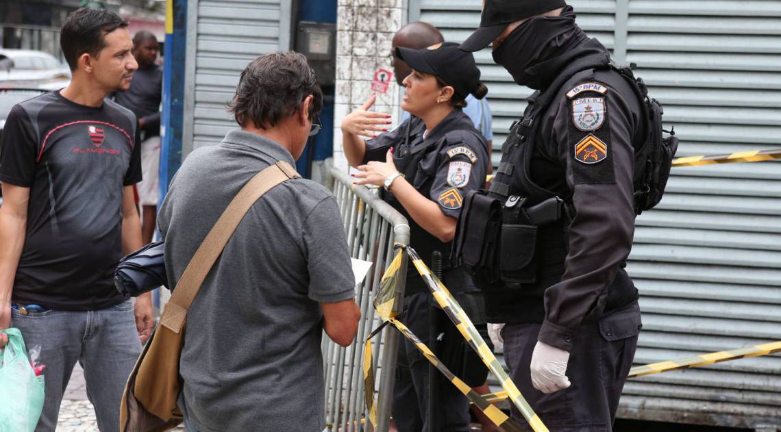 Rio,21/03/2020-CAXIAS, Estacao de Trens de Duque de Caxias ,na foto. Policiais Militares fazendo inspecao das pessoas vao usar o trem para trabalhar .Foto: Cleber Mendes/Agência O Dia - Cléber Mendes