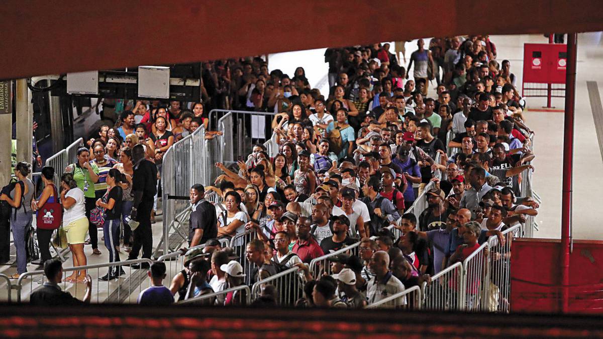 Rio - 19/03/2020  - COVID-19 - Coronavírus - Movimentação de passageiros na Estação Alvorada de BRTs. Foto: Gilvan de Souza 