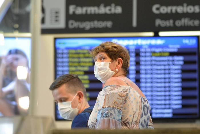 Rio - 16/03/2020 - COVID-19 - Coronavírus - Na foto passageiros usando mascaras no aeroporto Santos Dumond para se proteger do vírus. Foto: Fabio Costa