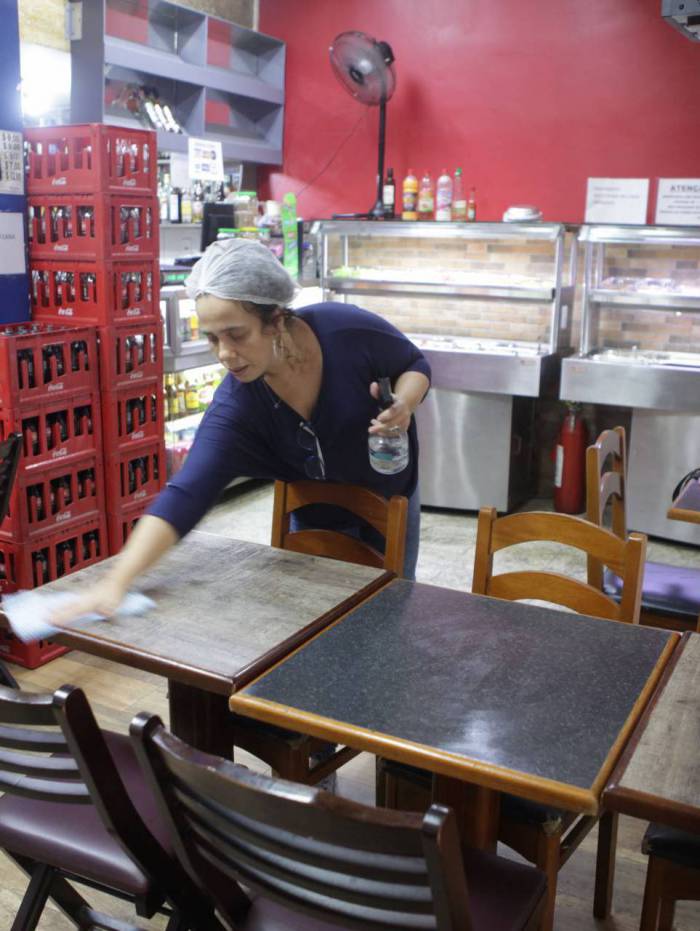 Empresaria Monica Chapiro, com seu restaurante sem clientes desinfetando as mesas,  Copacabana, zona sul do Rio