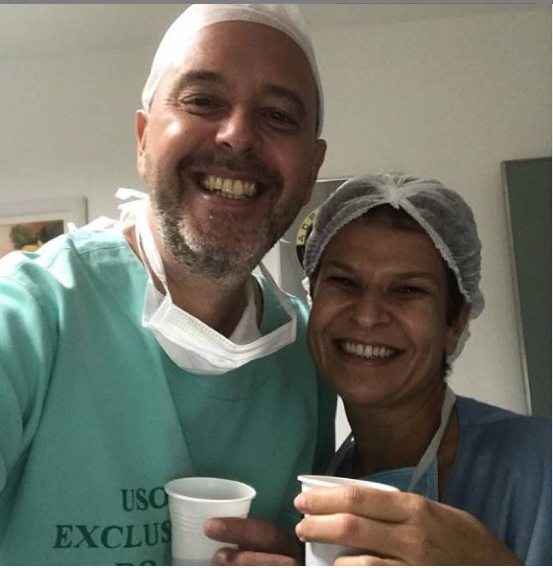 Alex Escobar toma cafezinho com os médicos na maternidade