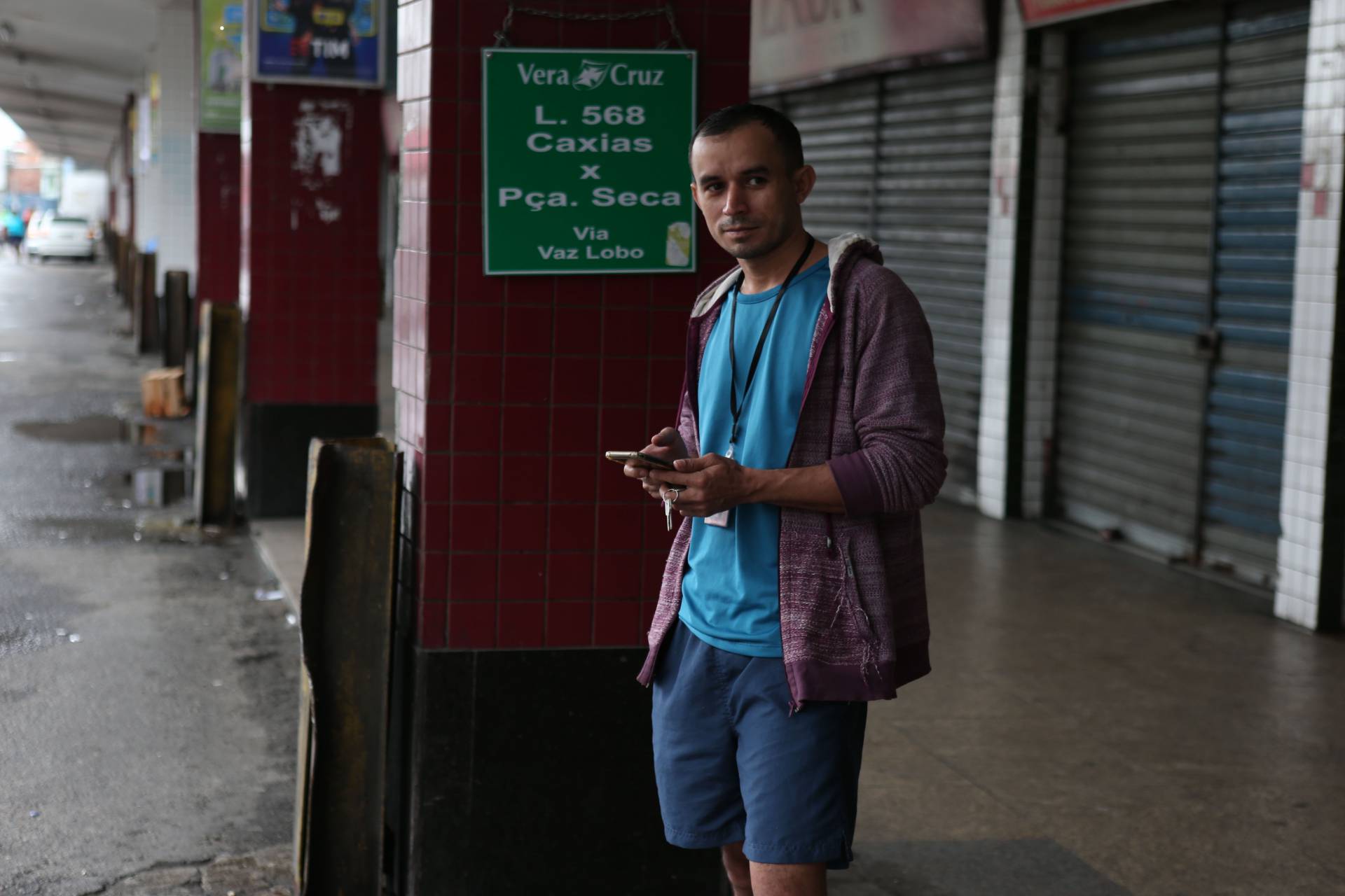 Rio,21/03/2020-CAXIAS, onibus de Duque de Caxias que nao podem rodar na cidade do Rio de Janeiro,na foto.rapaz esperando para Del Castilho .Foto: Cleber Mendes/Agência O Dia