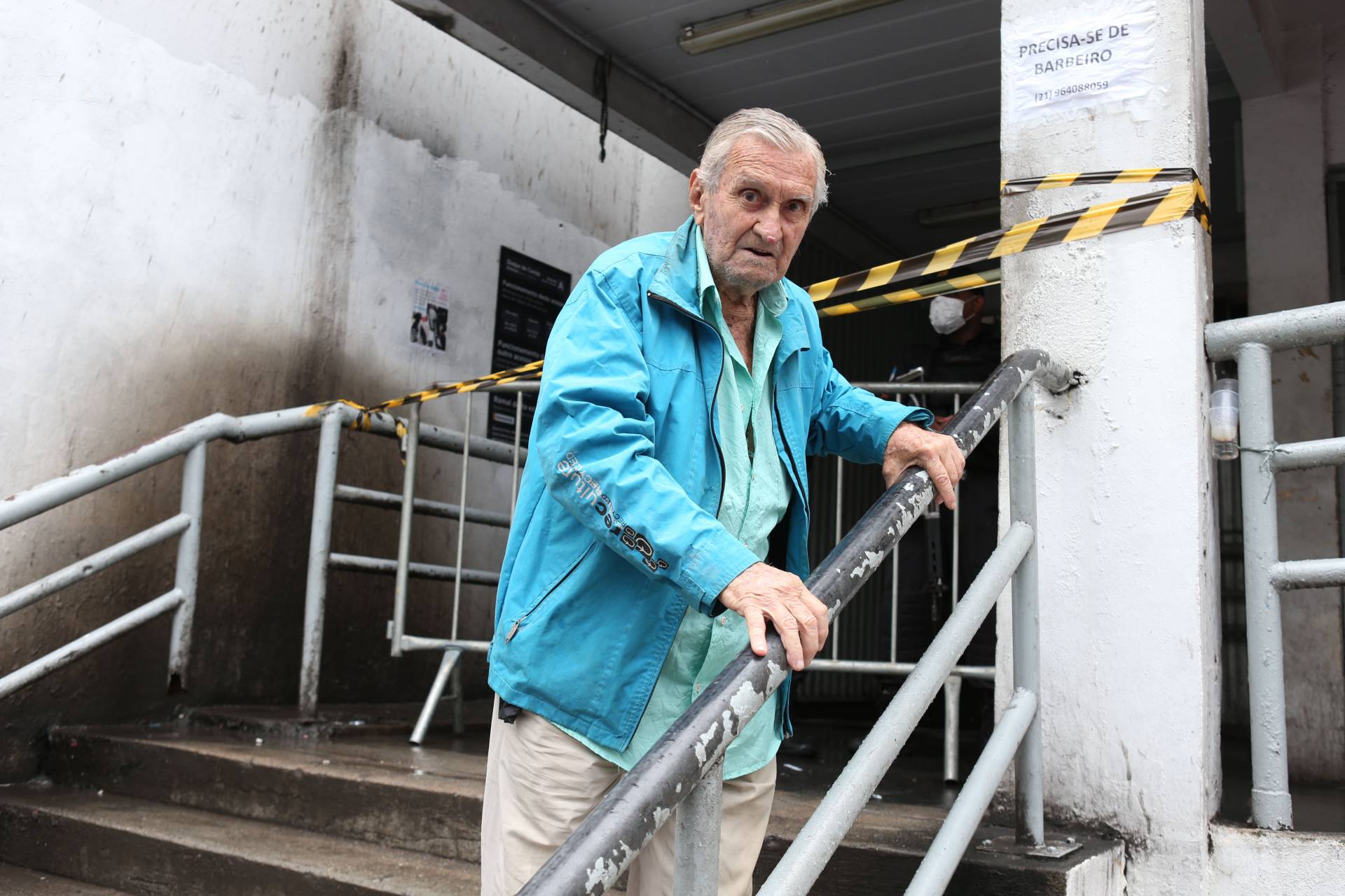 Rio,21/03/2020-CAXIAS, Estacao de Trens de Duque de Caxias ,na foto. Policiais Militares fazendo inspecao das pessoas vao usar o trem para trabalhar .Foto: Cleber Mendes/Agência O Dia