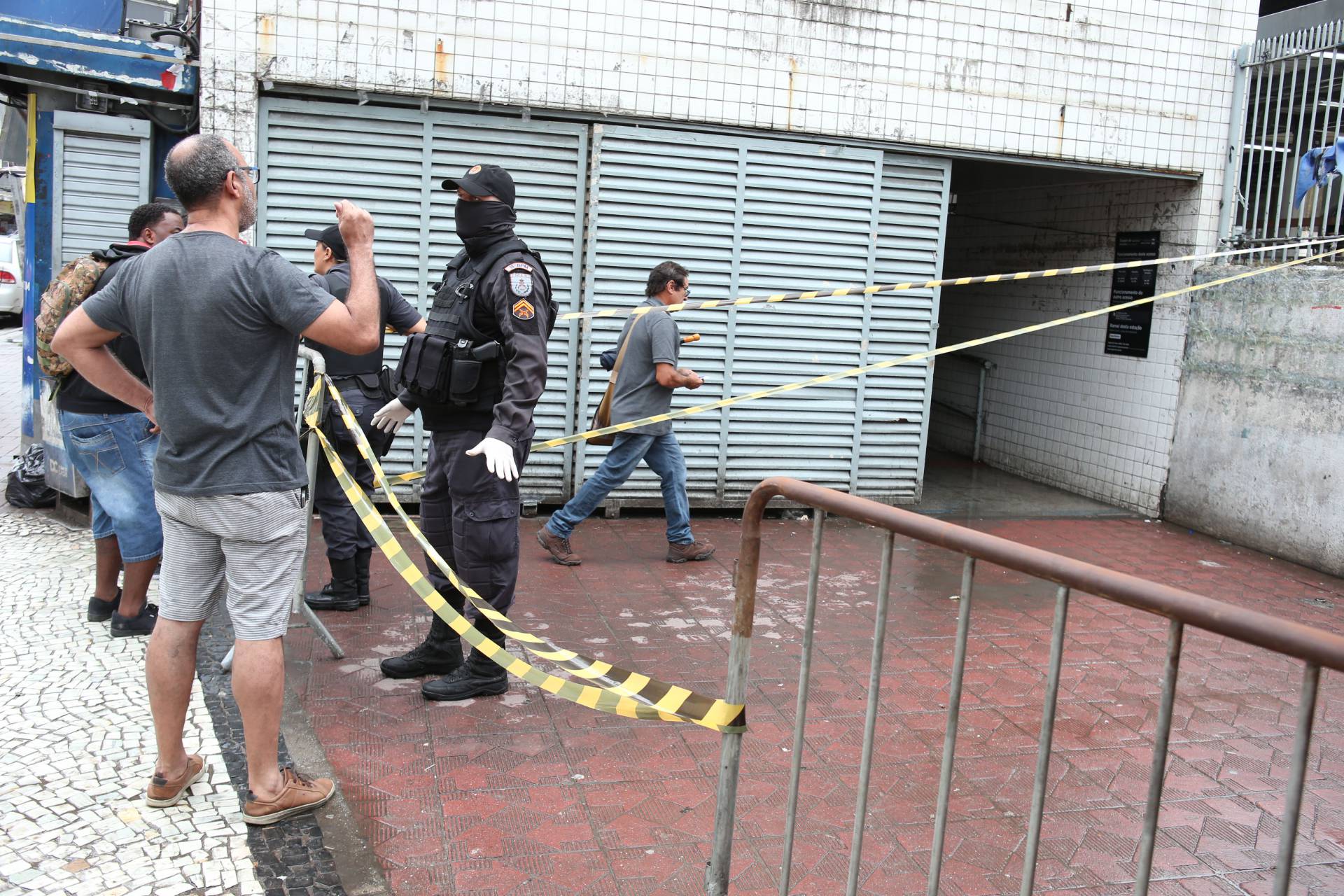 Rio,21/03/2020-CAXIAS, Estacao de Trens de Duque de Caxias ,na foto. Policiais Militares fazendo inspecao das pessoas vao usar o trem para trabalhar .Foto: Cleber Mendes/Agência O Dia
