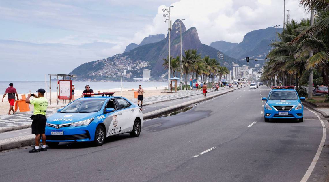 22/003/2020 - AGENCIA DE NOTICIAS - PARCEIRO - Clima tempo. Movimentacao reduzida em praias da Zona Sul, na manha deste domingo (22). Ipanema com pouco movimento e presenca da policia militar. - Andre Melo Andrade/Parceiro/Ag&ecirc;ncia O Dia