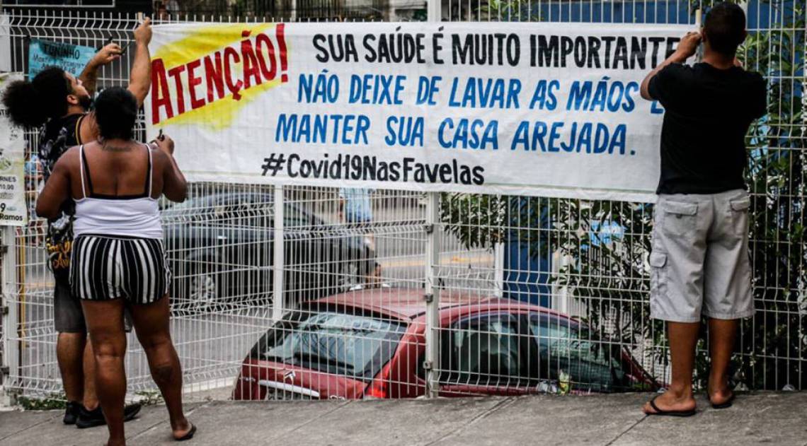  Faixa de aviso para moradores do Complexo do Alemão sobre o coronavírus - Divulgação Coletivo Juntos pelo Complexo/Bento Fabio
