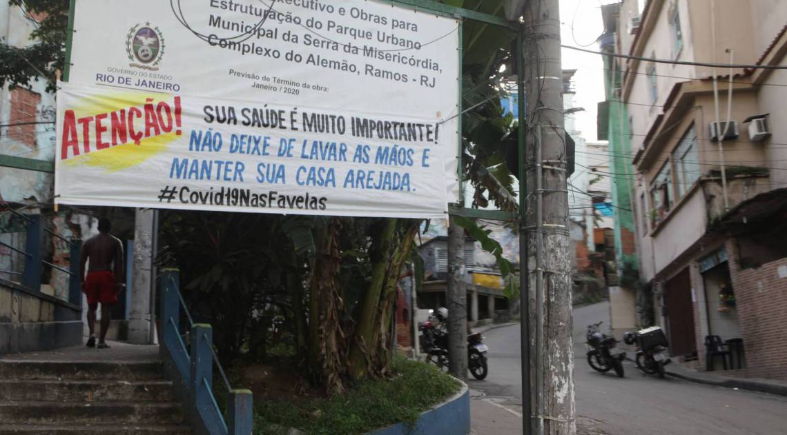 Rio, 22/03/2020  - coronavirus rio. Faixas de conscientizacao contra o coronavirus na rua Itarare. complexo do Alemao. , zona norte do Rio. Foto: Ricardo Cassiano/Agencia O Dia