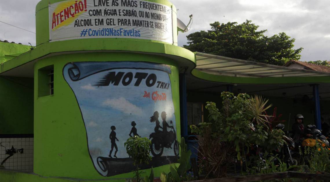 Faixas de conscientização na Rua Itararé, em uma das entradas do Complexo do Alemão, alertam a população das favelas sobre a prevenção contra o coronavírus - Ricardo Cassiano