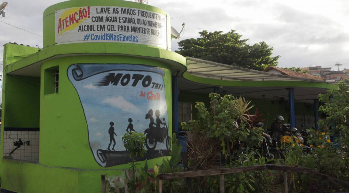 Rio, 22/03/2020  - coronavirus rio. Faixas de conscientizacao contra o coronavirus na rua Itarare. complexo do Alemao. , zona norte do Rio. Foto: Ricardo Cassiano/Agencia O Dia - Ricardo Cassiano/Agencia O Dia