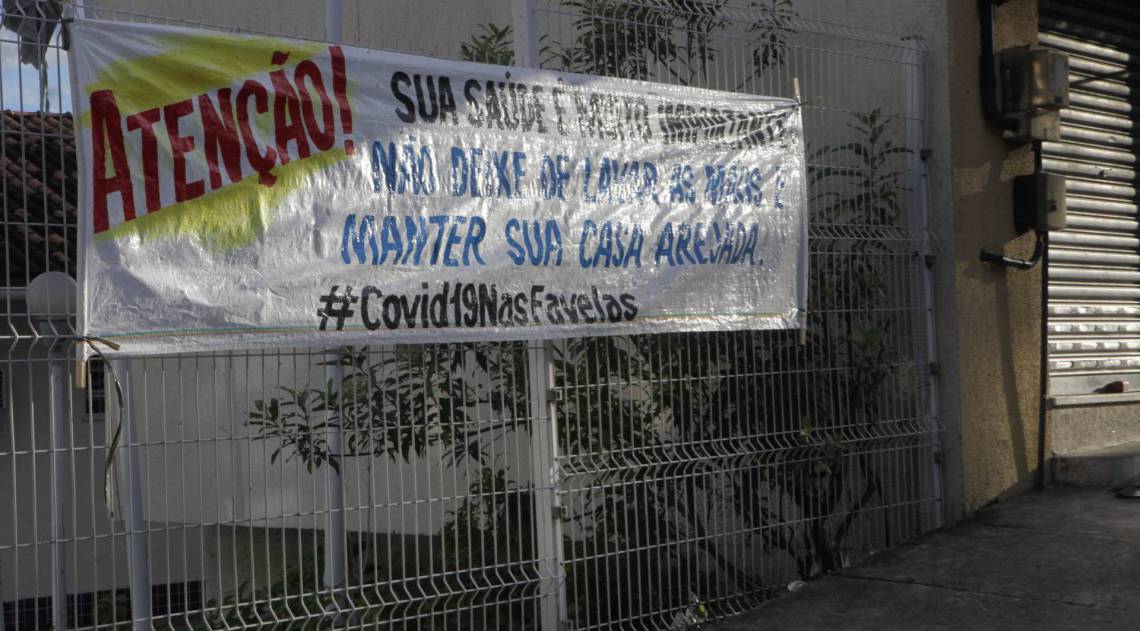 Rio, 22/03/2020  - coronavirus rio. Faixas de conscientizacao contra o coronavirus na rua Itarare. complexo do Alemao. , zona norte do Rio. Foto: Ricardo Cassiano/Agencia O Dia